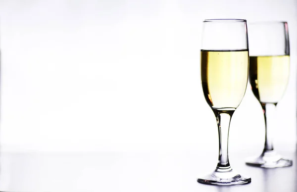 白葡萄酒在白色背景上表上玻璃隔离 — 图库照片