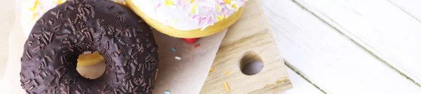 Горизонтальная плитка шоколадных пончиков на столе — стоковое фото