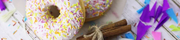 Horizontale bakground van donuts op een houten — Stockfoto