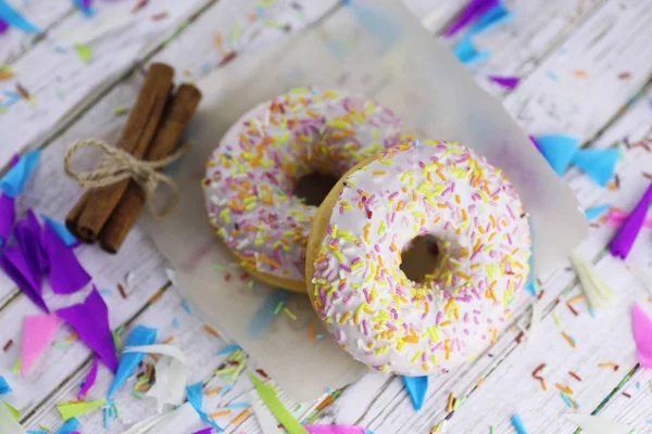 Donut em um fundo branco de madeira — Fotografia de Stock