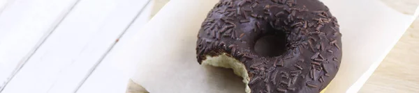 Pavimento horizontal de rosquinhas de chocolate em uma mesa — Fotografia de Stock