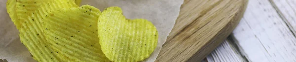 Горизонтальная площадка из картофельных чипсов на столе — стоковое фото