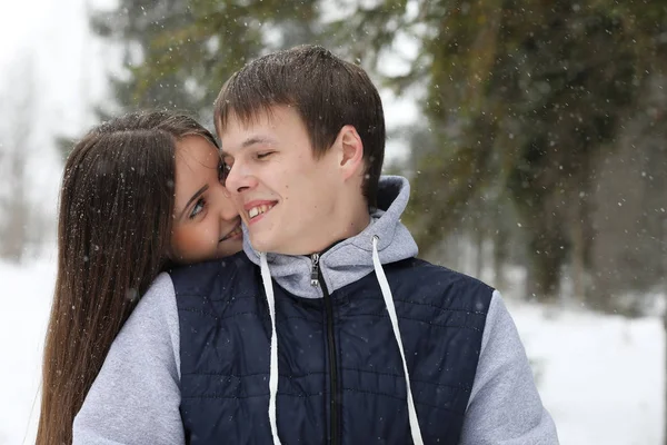 Pár szerelmesek egy napon téli délután a hó hófúvás — Stock Fotó