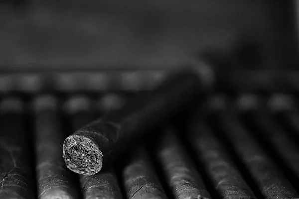 Foto monocromatica di grande scatola di legno di sigari fatti a mano cubano — Foto Stock