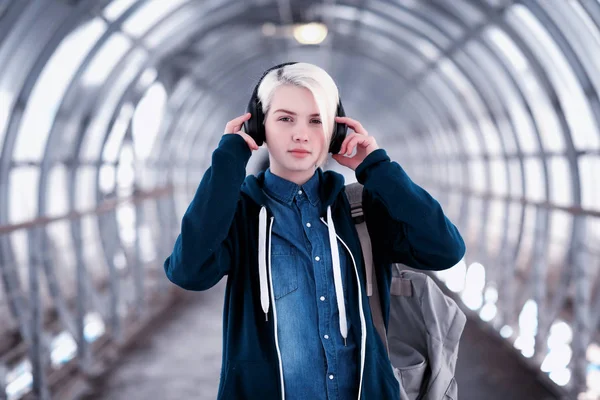 Genç öğrenci metro büyük kulaklıklar müzik dinlemek
