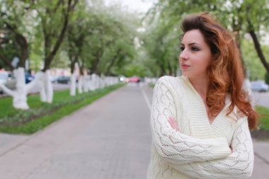 kız portresi bahar ağacı