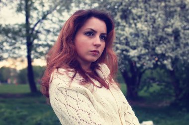 Bahar elma sokakta yürüyen kız