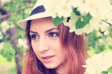 Elma ağacı çiçeğindeki kadın