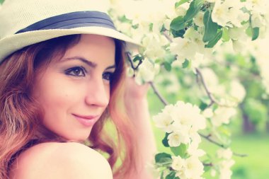 Elma ağacı çiçeğindeki kadın