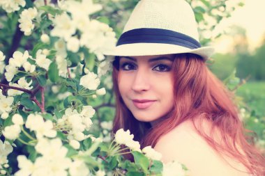 Elma ağacı çiçeğindeki kadın