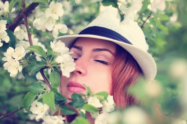 Elma ağacı çiçeğindeki kadın