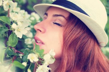 Elma ağacı çiçeğindeki kadın