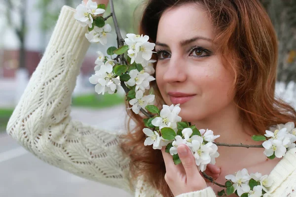 Mujer olor árbol flor —  Fotos de Stock