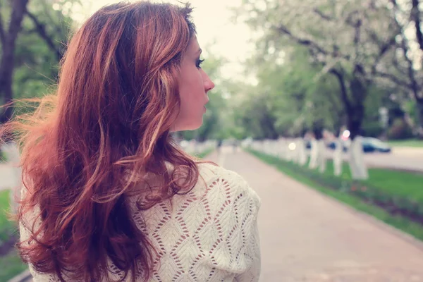 Bahar elma sokakta yürüyen kız