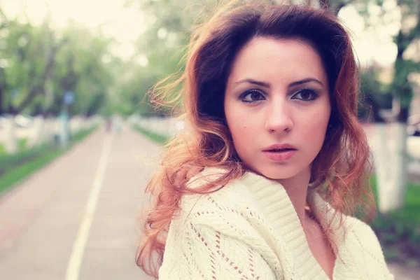 Bahar elma sokakta yürüyen kız