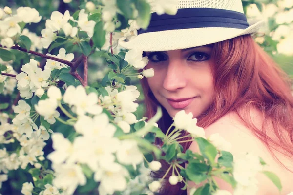 Elma ağacı çiçeğindeki kadın