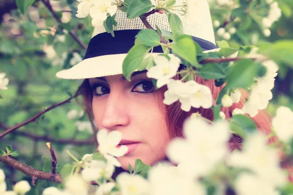 Elma ağacı çiçeğindeki kadın