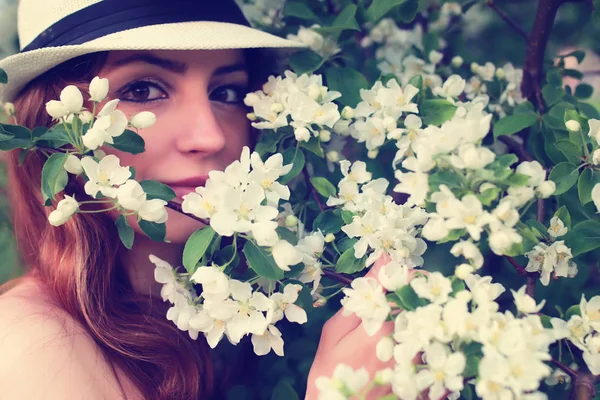 Elma ağacı çiçeğindeki kadın