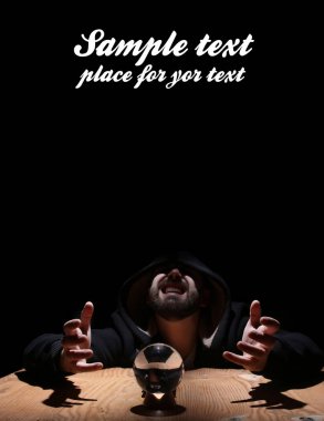 adam siyah başlıklı cristal topu ve metin için boş yer