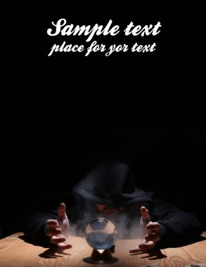 adam siyah başlıklı cristal topu ve metin için boş yer