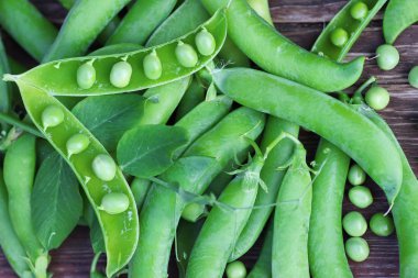 bezelye ahşap arka plan üzerinde