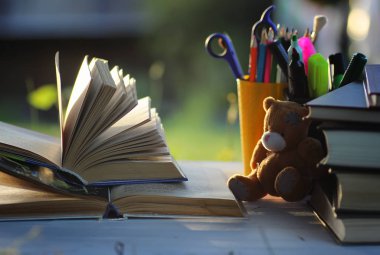 educaion geri okul kitap yığın sayfa açık