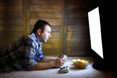 adam bir konsol oyun çubuğu büyük Tv önce üzerinde oynamak