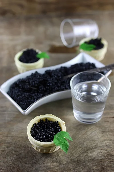 Ahşap arka planda siyah havyar