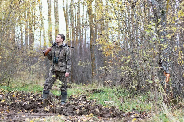 Kamuflaj ve bahar hun üzerinde orman Kuşağı'nda silahlı adam