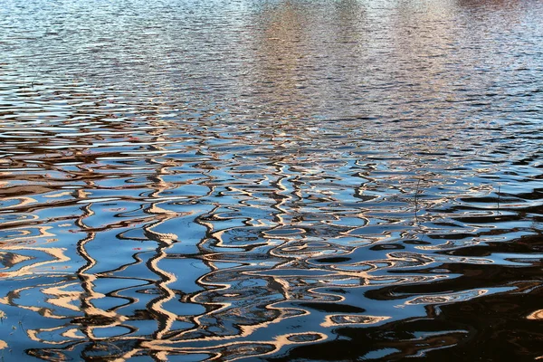 Nehrin bir yaz akşamı gün batımında suda dokusuna