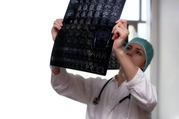 Doctor holding a picture of a brain MRI — Stock Photo, Image