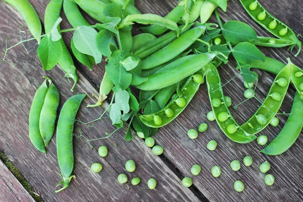 bezelye ahşap arka plan üzerinde