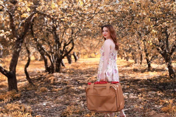 Deri çanta seyahat sonbahar parkta yürüyüş için kızla