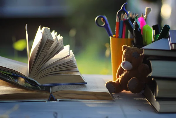 educaion geri okul kitap yığın sayfa açık