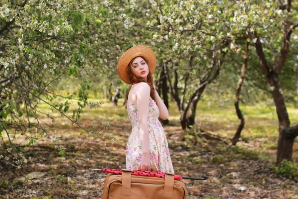 Mujer al aire libre viaje maleta retro — Foto de Stock