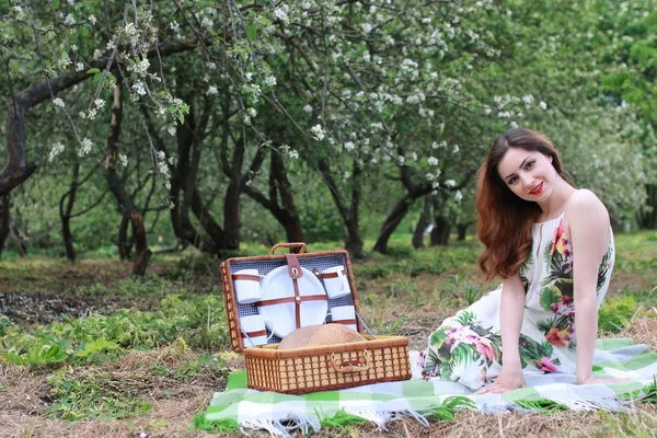 Dışarıdaki kadın şapka takıyor.