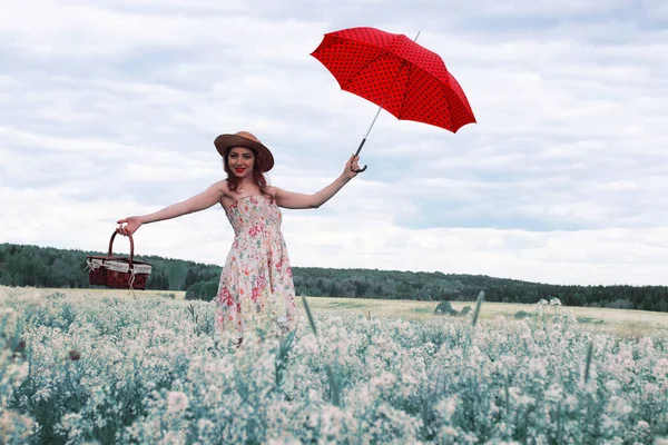 bir yaz çayır beyaz çiçek kız