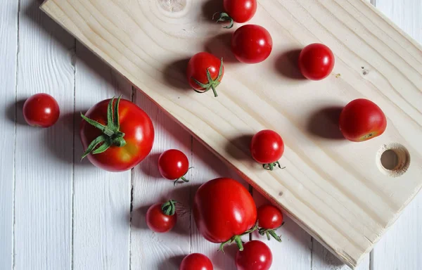 ahşap arka plan üstünde taze domates hasat
