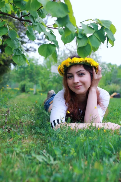 Karahindiba otlağındaki genç kadın