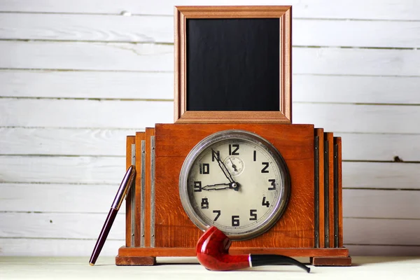 Alte Uhr und rauchende Pfeife — Stockfoto