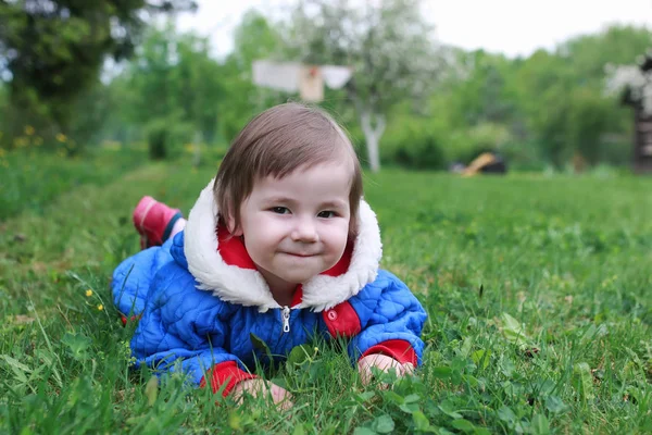 Kız küçük açık hava ağacı çimenliği — Stok fotoğraf