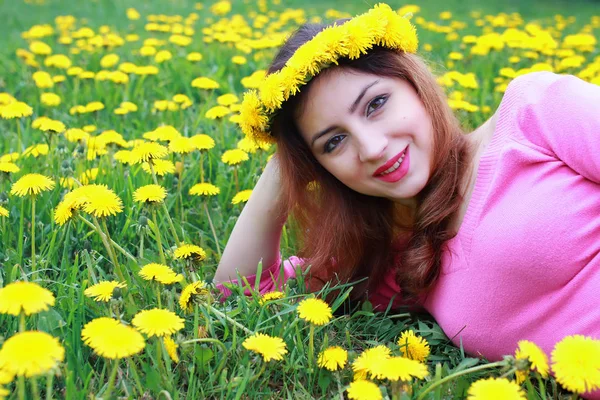 Karahindiba otlağındaki genç kadın