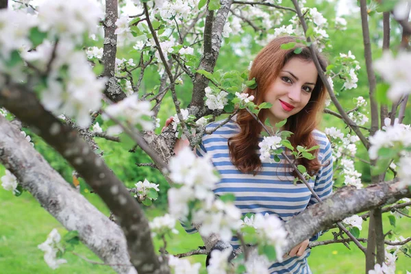Kvinna och blommor träd apple — Stockfoto