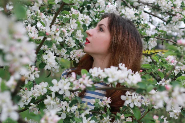 kadın ve çiçek ağaç elma