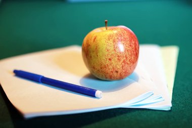 Grunge etkisi fotoğraf eğitim kitap yığını elma kalem