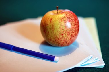 Grunge etkisi fotoğraf eğitim kitap yığını elma kalem