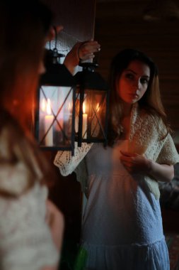 kadın mum lamba karanlık gece