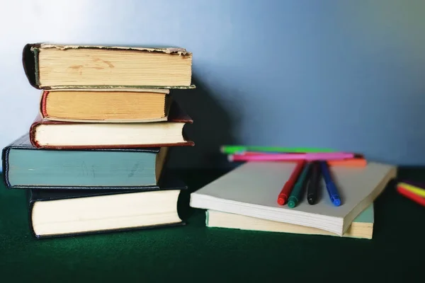Educação conceito livros pilha, maçã e caneta — Fotografia de Stock