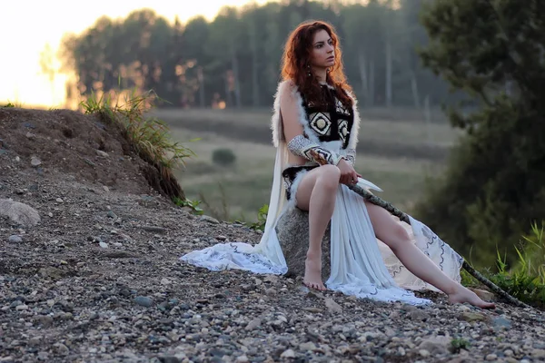 Kız nehirde mızrakla