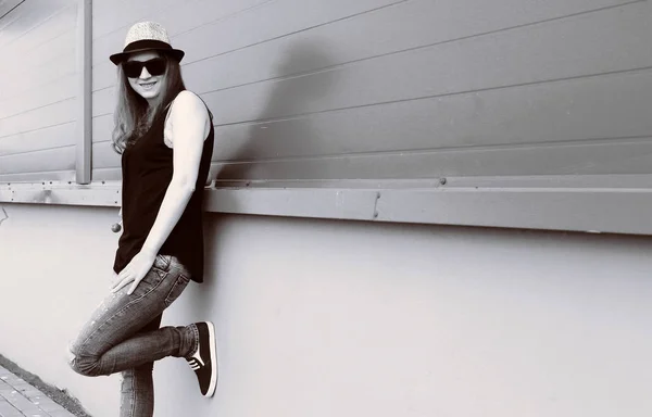 Симпатичний дівчина хіпстер в легкому капелюсі і сонцезахисні окуляри в літній день — стокове фото